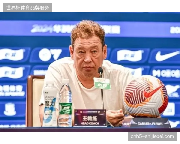 主帅穆斯卡特采用灵活的4-3-3攻击阵型，通过高位压迫和快速反击战术主导了比赛节奏